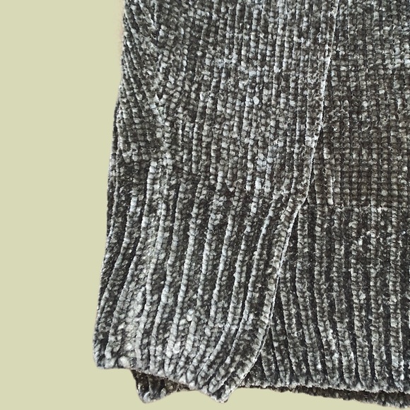 Ribbed Detail Velvet Texture Green Sweater - Picture 2 of 5